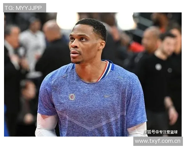 威少训练馆挥汗如雨新赛季去向仍悬而未决引发球迷热议 威少训练馆挥汗如雨新赛季去向仍悬而未决引发球迷热议