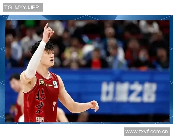 蔡老板昨晚与曾凡博击掌鼓励并嘱咐教练多给予他上场机会