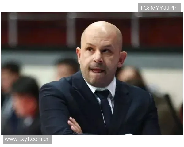 赫伯特琼斯压哨被判犯规不满情绪激动连吃两次技术犯规被驱逐出场